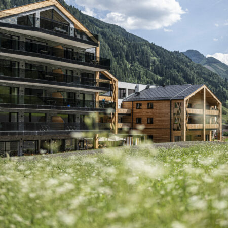 carpe solem Hotel in Rauris. Außenansicht Sommerurlaub. 