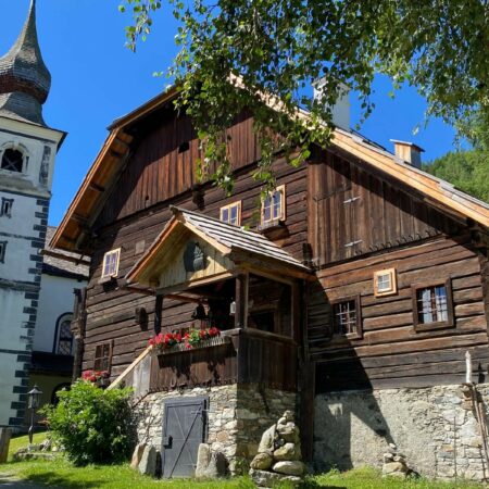 carpe solem Bergdorf Lungau. Historisches Ferienhaus in Weißpriach. Außenansicht altes Bauernhaus im Sommer.