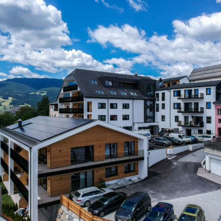 carpe solem Mariapfarr - Hotelresort Apartment Resort Außenansicht vom Hotel in traditioneller Bauweise des Salzburger Lungaus.