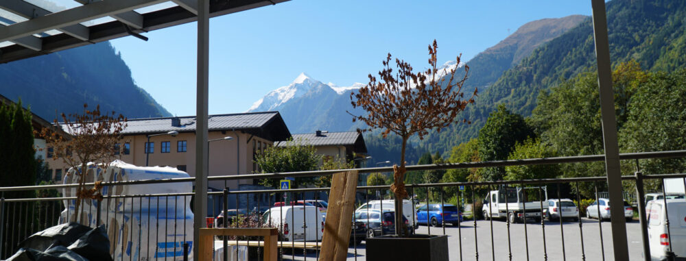 Die Restaurantterrasse in Kaprun bietet einen direkten Blick auf das Kitzsteinhorn.