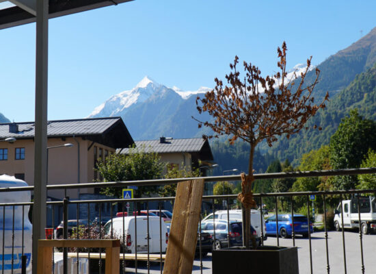 Die Restaurantterrasse in Kaprun bietet einen direkten Blick auf das Kitzsteinhorn.