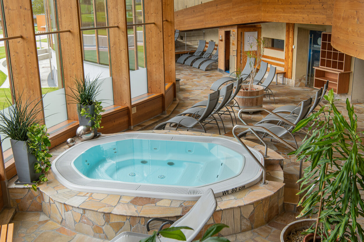Ruhebereich im Wellnesszentrum im SAMSUNN mit Whirlpool.