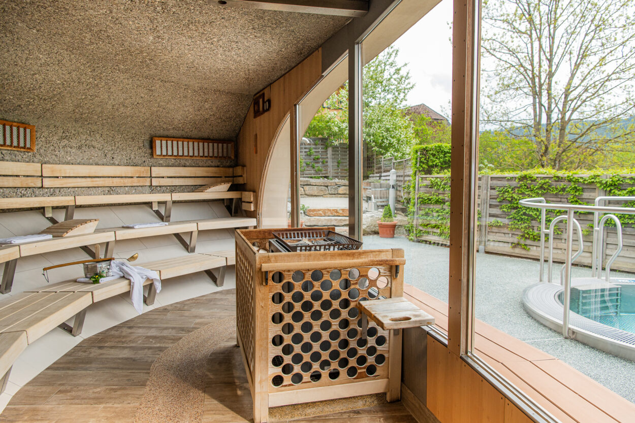Sauna mit Ausblick ins Freie in Mariapfarr im Salzburger Lungau für Wellnessurlaub.