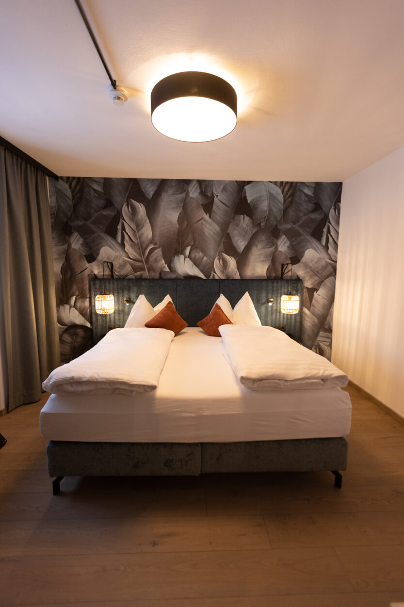 Zimmer, Hotelzimmer in Obertauern. Schlafzimmer mit Bett.
