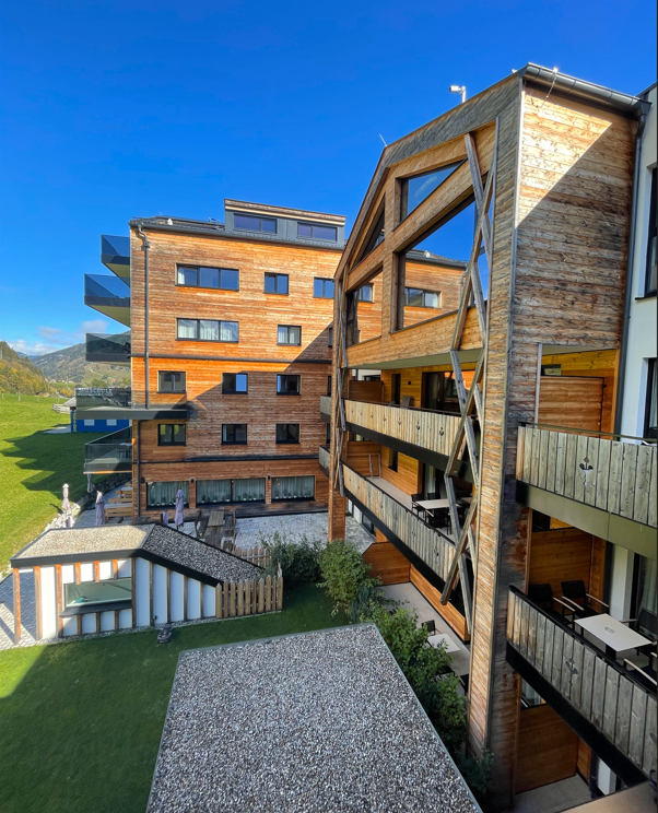 Außenansicht rustikale moderne Holzfassade Hotel in Rauris.