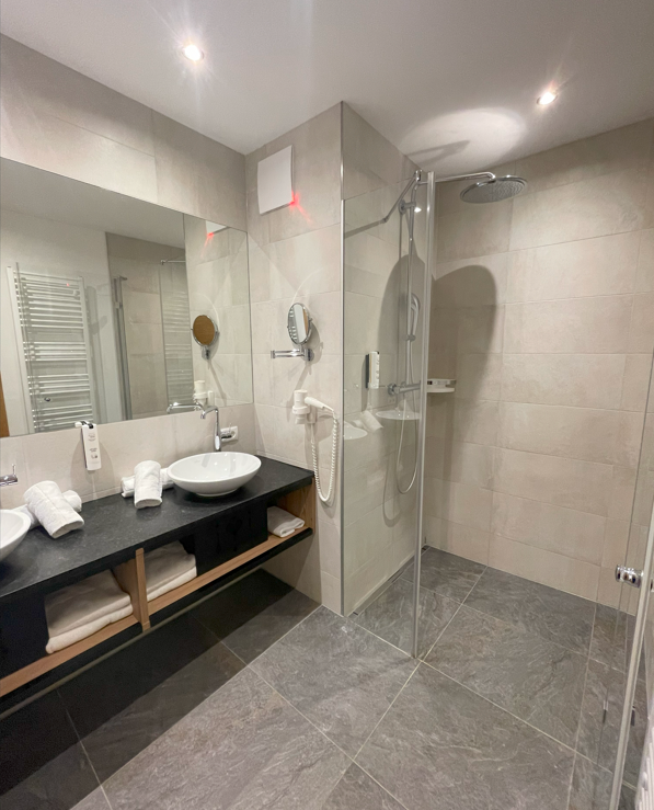 Badezimmer mit hochwertiger Ausstattung im carpe solem Rauris.