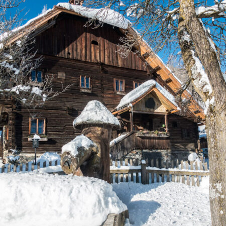 Mesnerhaus Fuchsn Bergdorf Weißpriach. Historisches Bauernhaus im Winter nahe Skigebiet Fanningberg.