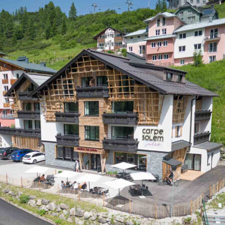 carpe solem Hotel Boutiqueresort Jules Obertauern. Außenansicht Obertauern im Sommer Urlaub.