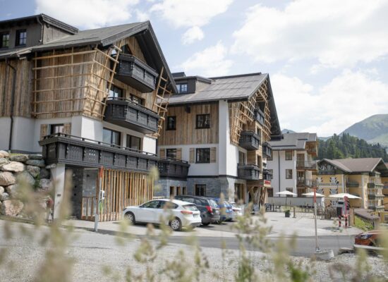 Urlaub im Sommer in Obertauern. Außenansicht carpe solem Jules Hotel.