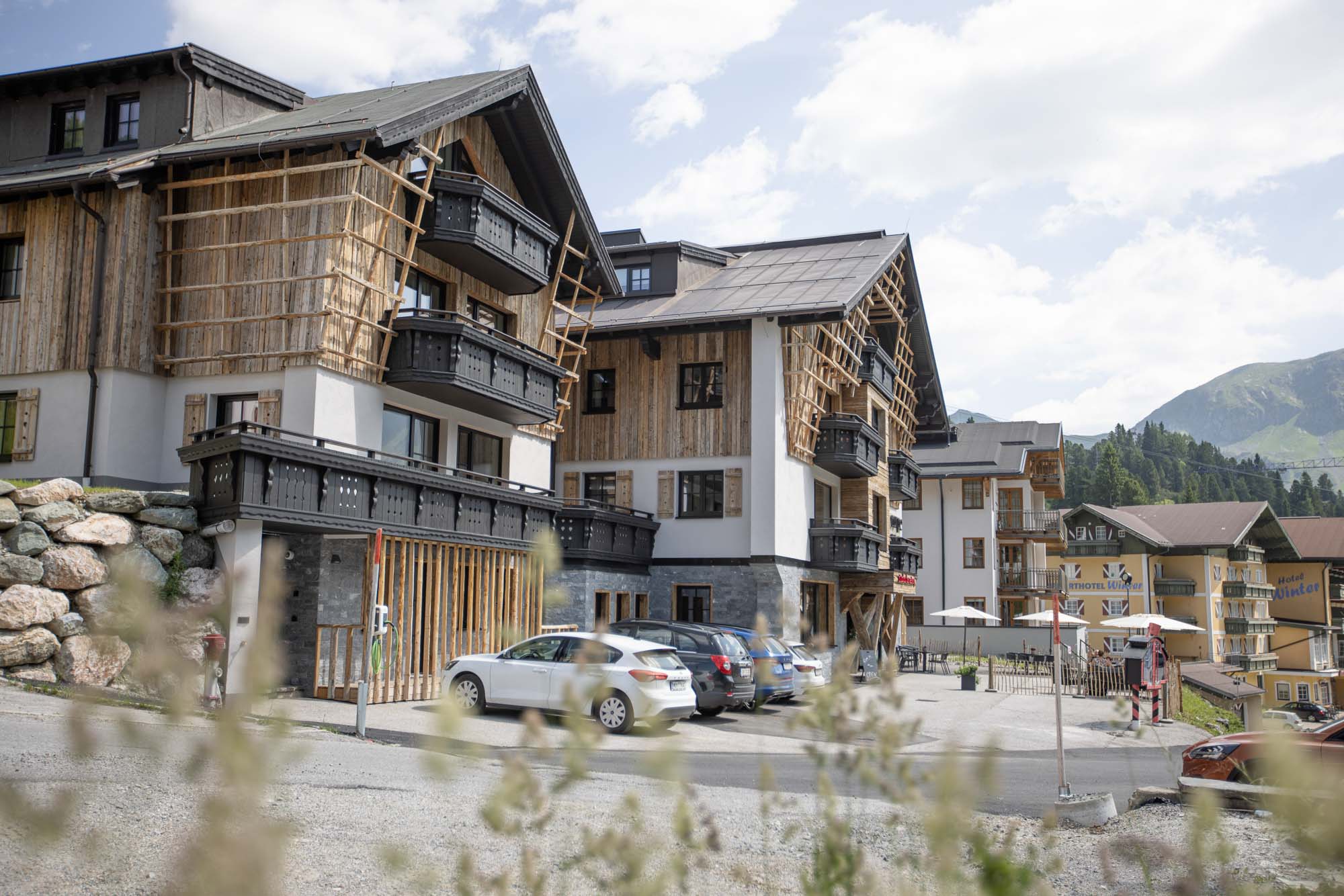Obertauern im Sommer. Hotel carpe solem Jules in Berglandschaft in Salzburg.