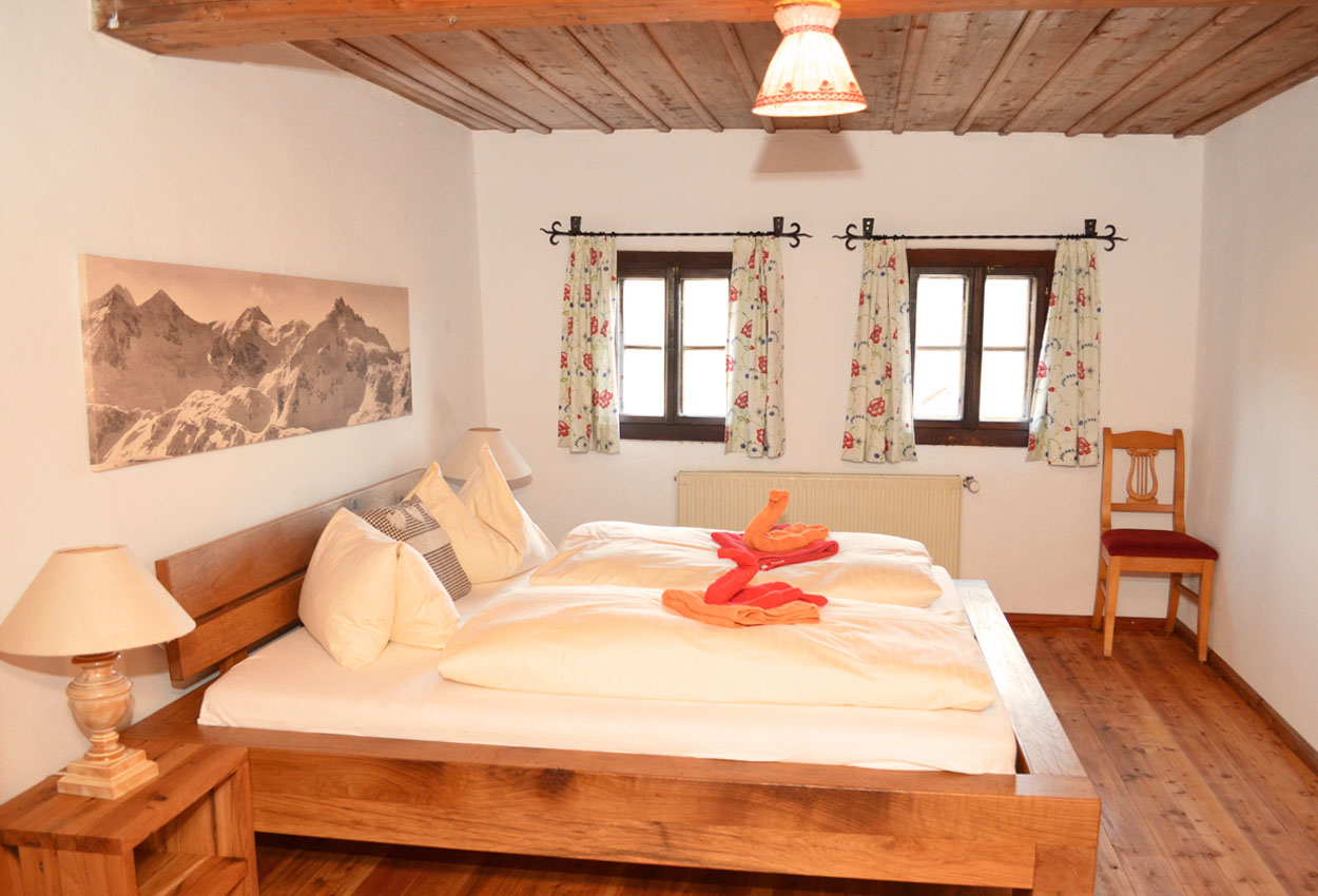 Schlafzhimmer in historischen Ferienhaus in Weißpriach im Lungau.