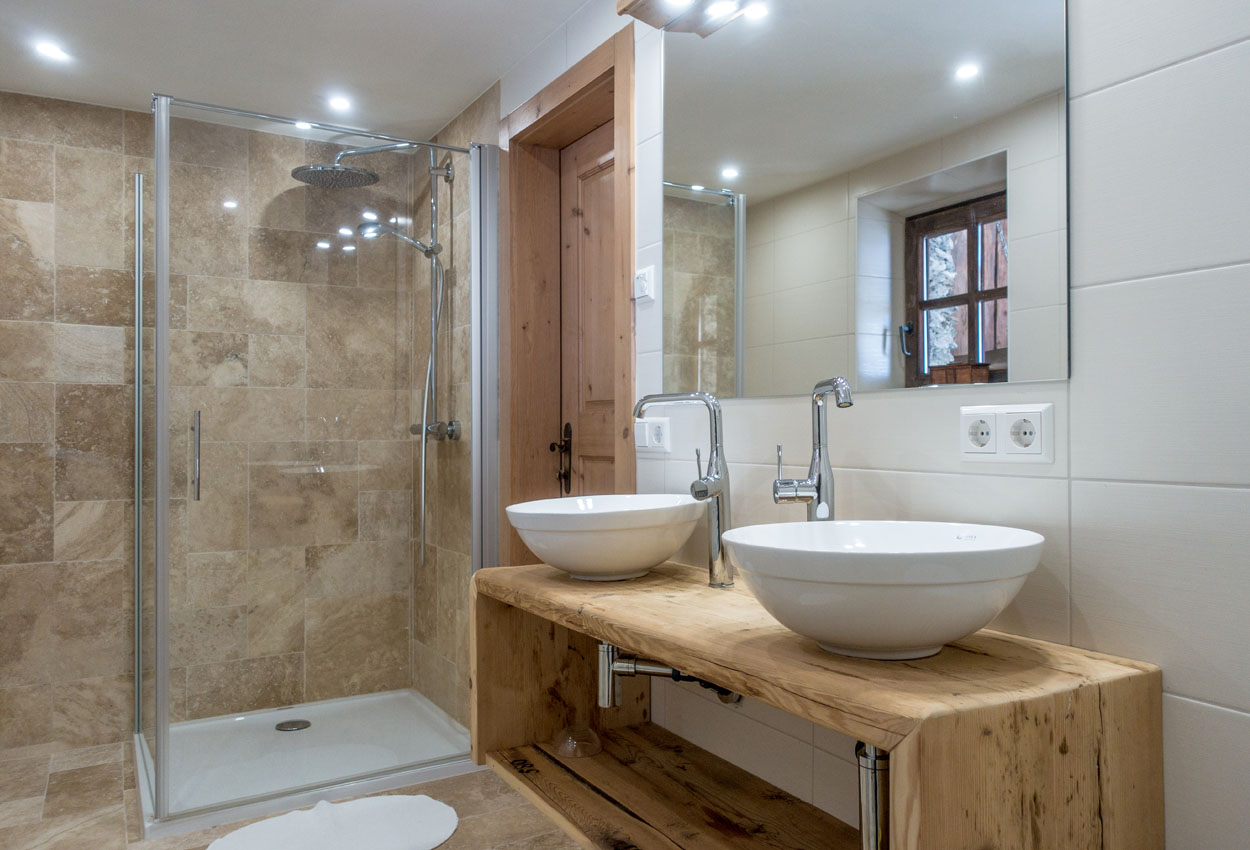 Badezimmer im Bergdorf Lungau in Weißpriach.